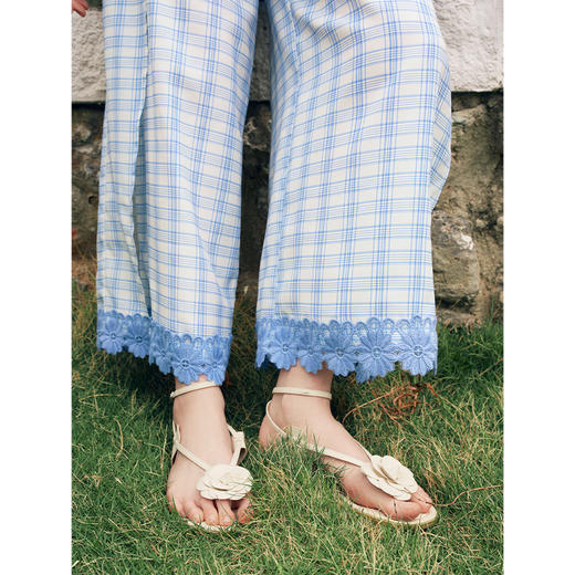 两三事蓝调像素2025夏新款小清新蕾丝拼接绑带蓝白格子阔腿休闲裤 商品图3