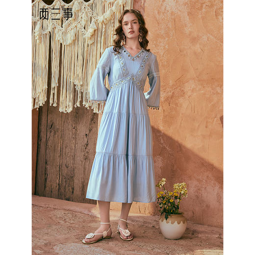 两三事 水星纪 2025夏季新款贝壳装饰亮片织带拼接喇叭袖连衣裙 商品图0