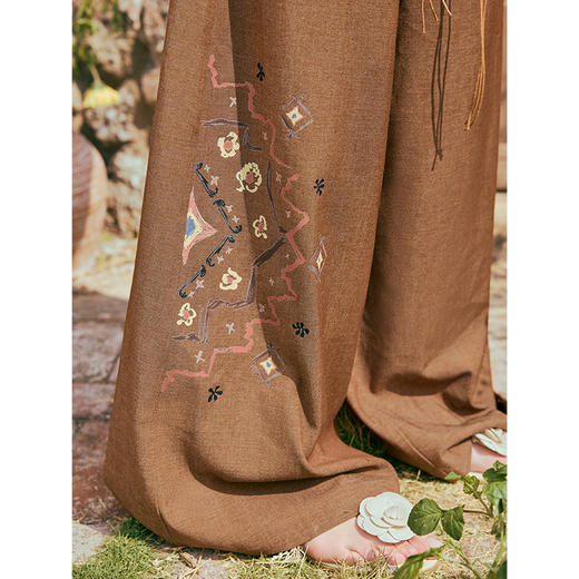 两三事 浪游波嬉 2025夏季新款文艺风印花织带拼接阔腿休闲裤女 商品图3