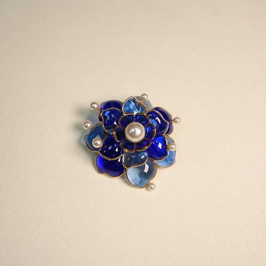 订购5个月到｜Gripoix Paris-Vintage Flower-蓝色 山茶花 琉璃 珍珠 胸针［法国设计师］ 商品图0