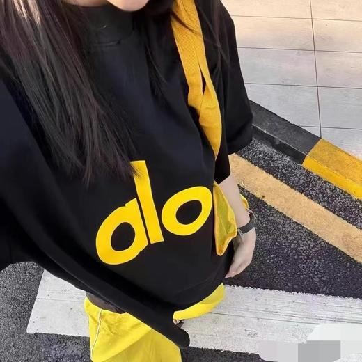 点此购买 ALO女士夏日多巴胺撞色字母短袖T恤 逸 317130 商品图3