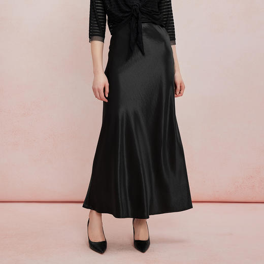 QF503斯尔丽2025夏季新款半裙悬垂线条流畅气质高雅时尚百搭中长款半裙 商品图5