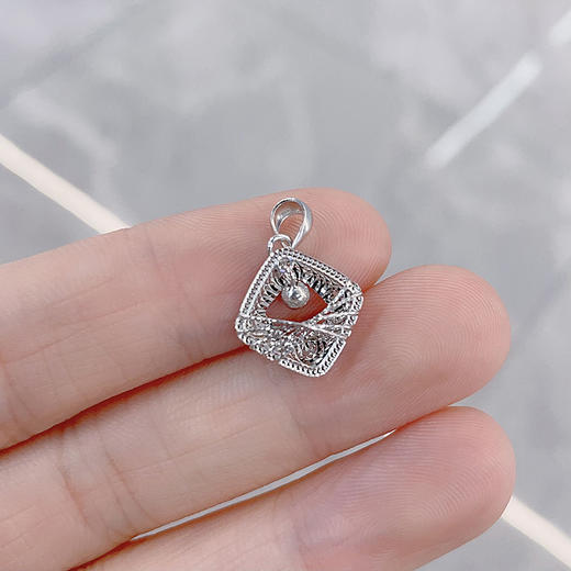 【限时8.8折】【线上铂金馆】PT950 #绕线 【国际铂金协会 精品】铂金镂空绕线四方牌吊坠(BDZ00232)预售产品下单后不退款不退货不换货不补差价) 商品图3