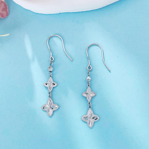 【限时8.8折】【线上铂金馆】PT950 #CNC 【国际铂金协会  精品】铂金实心鱼鳞间镭射幸运草耳饰耳吊耳钩(BES00262)预售产品下单后不退款不退货不换货不补差价) 商品图1