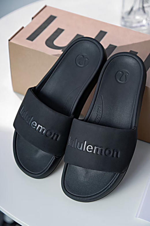原单正品 Lululemon Restfeel熊猫配色拖鞋太好看！🐼配色很好搭衣服，越看越好看，穿上也很舒服，黑白两色 尺码36.5-43
原价500➕ 商品图4