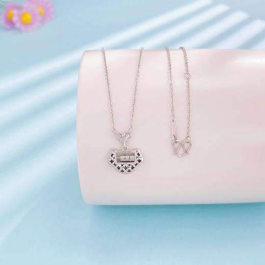 【限时8.8折】【线上铂金馆】PT950 #时来运转 【精品】【国际铂金协会】铂金镂空岁岁平安碎碎冰长命锁贺岁锁包调节套链（可转动）(BTL00269)预售产品下单后不退款不退货不换货不补差价) 商品图1