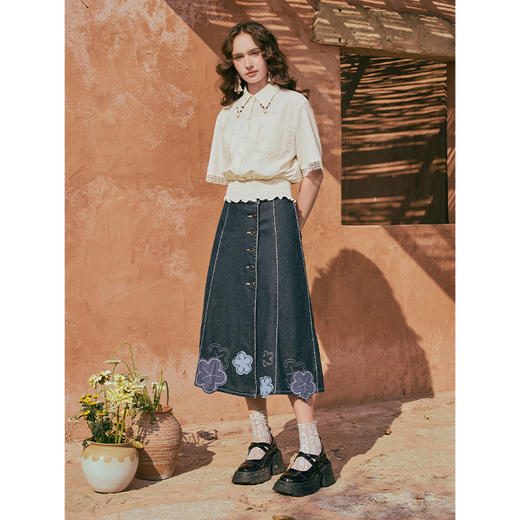 两三事 白日游离 2025夏季新款小清新贝壳装饰翻领蕾丝拼接衬衫女 商品图3