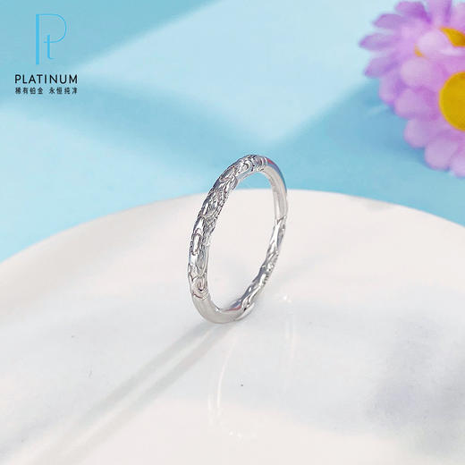 【限时8.8折】【线上铂金馆】PT950 【国际铂金协会 】铂金实心固口戒指卷草纹圈戒（面宽约2-2.4mm）(BJZ00197)预售产品下单后不退款不退货不换货不补差价) 商品图0