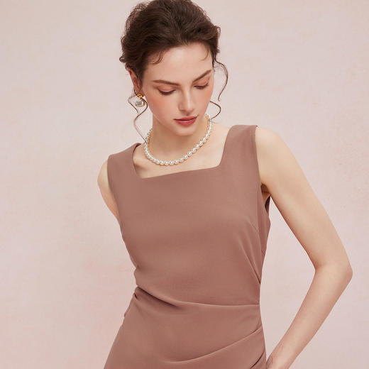 QF845斯尔丽2025新款高弹面料舒适收褶显瘦藏肚子侧边开叉背心式连衣裙 商品图3