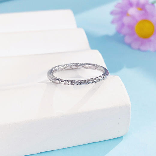 【限时8.8折】【线上铂金馆】PT950 【国际铂金协会 】铂金实心固口戒指卷草纹圈戒（面宽约2-2.4mm）(BJZ00197)预售产品下单后不退款不退货不换货不补差价) 商品图2