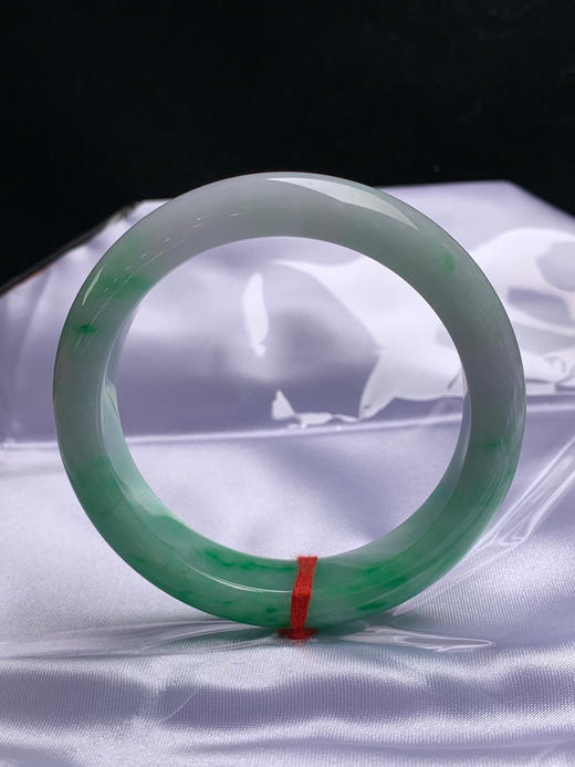 612811，56.3圈口，细糯飘绿正圈平安镯，白底飘半截绿，底子细腻，飘色阳 商品图3