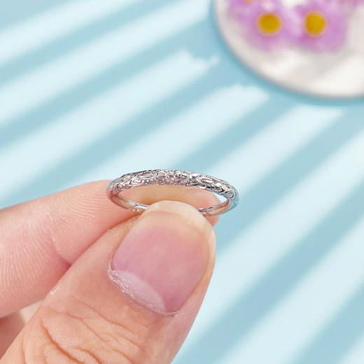 【限时8.8折】【线上铂金馆】PT950 【国际铂金协会 】铂金实心固口戒指卷草纹圈戒（面宽约2-2.4mm）(BJZ00197)预售产品下单后不退款不退货不换货不补差价) 商品图3