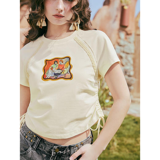 两三事 蜜框日记 2025夏季新款时尚印花刺绣抽绳短袖t恤女 商品图3