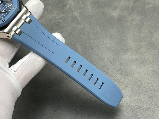 NOOB official➕Factory 爱彼 皇家橡树离岸型最新款43mm 15605SK 
全新尺寸 全新5大亮点
1、采用 43 毫米不锈钢表壳，厚度为 14.4 毫米 商品图4