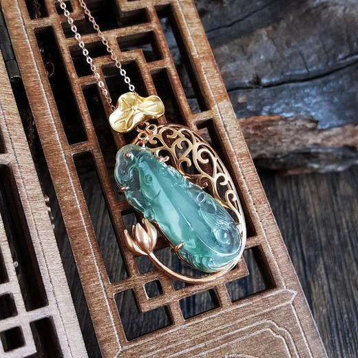 【天然正品】AU750玫瑰金镶天然细腻冰种锦鲤戏莲翡翠吊坠项链280425XY03 现售价：9380 商品图7