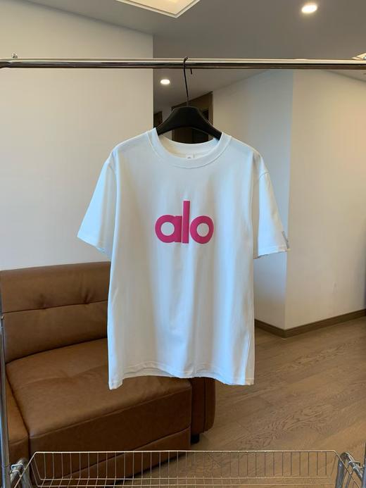 点此购买 ALO女士夏日多巴胺撞色字母短袖T恤 逸 317130 商品图2