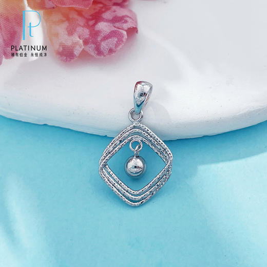 【限时8.8折】【线上铂金馆】PT950 #绕线 【国际铂金协会 精品】铂金镂空绕线方块吊珠吊坠(BDZ00233)预售产品下单后不退款不退货不换货不补差价) 商品图0