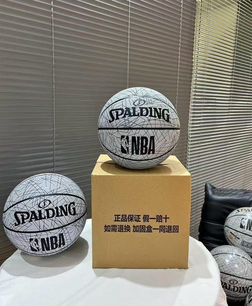 假一赔三！正品保障‼️Spalding 斯伯丁7⃣️号反光篮球来撸～反光耐用性篮球🏀 
正规链路货～独家破价！ 商品图0