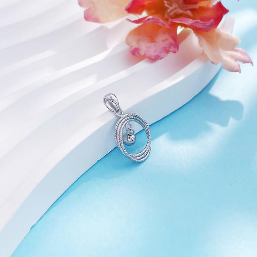 【限时8.8折】【线上铂金馆】PT950 #绕线 #莫比乌斯 【国际铂金协会  精品】铂金镂空爱无止境灵动金珠莫比乌斯环吊坠(BDZ00240)预售产品下单后不退款不退货不换货不补差价) 商品图1