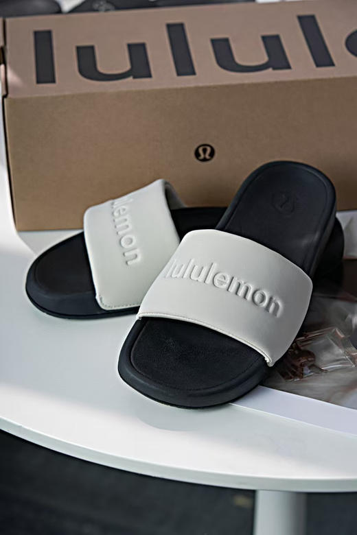 原单正品 Lululemon Restfeel熊猫配色拖鞋太好看！🐼配色很好搭衣服，越看越好看，穿上也很舒服，黑白两色 尺码36.5-43
原价500➕ 商品图3