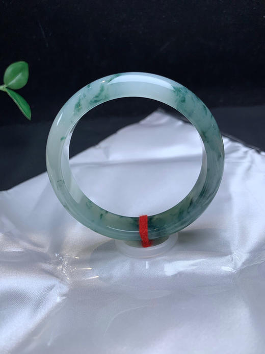 612818，57冰底飘花手镯。冰冰的，大半圈飘花、整体均匀干净 商品图3