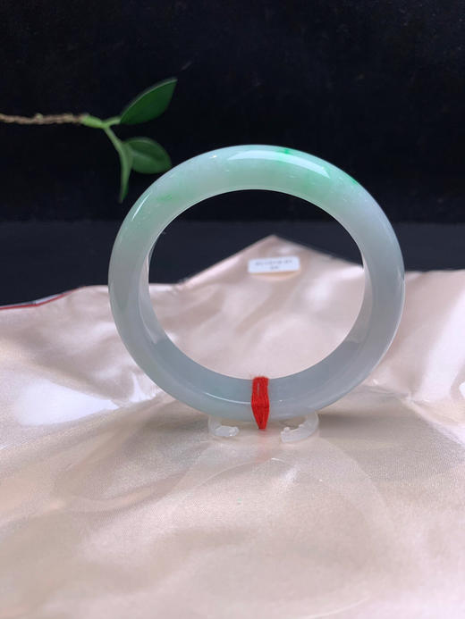 612819，54飘阳绿手镯，一截飘阳绿色，干净清爽 商品图0
