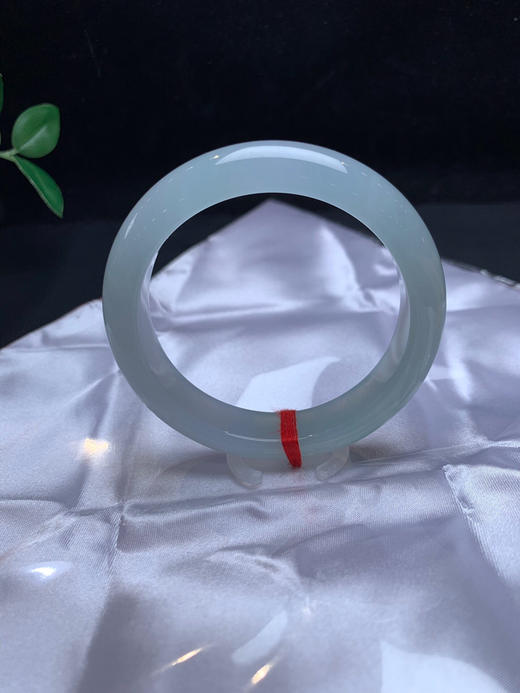 612817，55.8 冰晴绿手镯，冰冰，纯整体干净清爽，带些淡淡的绿底 商品图3
