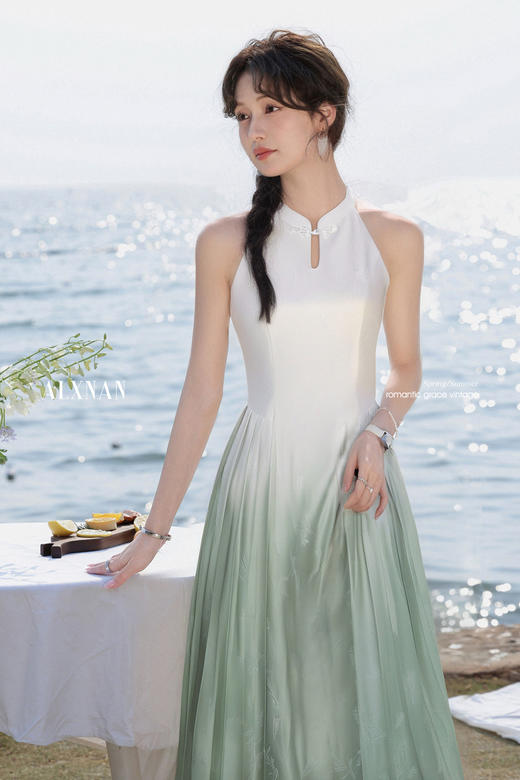 鹿向南「绿芜清梦」禅意新中式挂脖连衣裙女2025年夏季新款长裙 商品图2