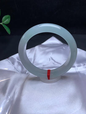 612817，55.8 冰晴绿手镯，冰冰，纯整体干净清爽，带些淡淡的绿底