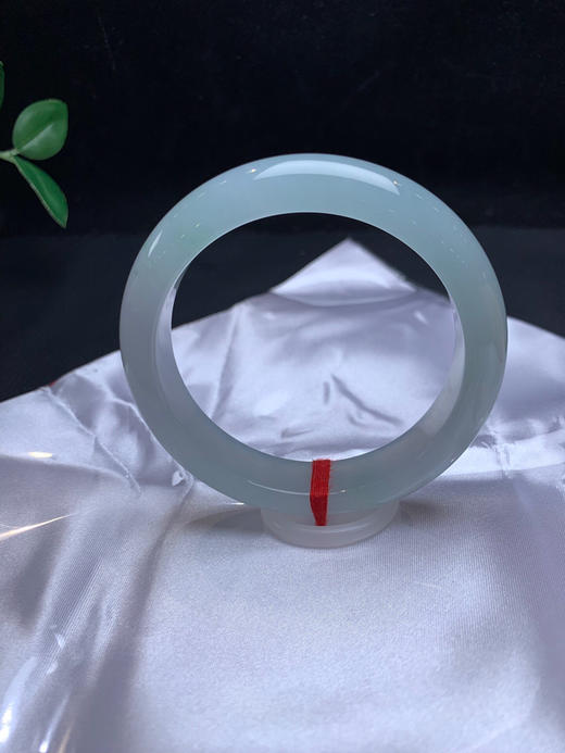 612817，55.8 冰晴绿手镯，冰冰，纯整体干净清爽，带些淡淡的绿底 商品图0