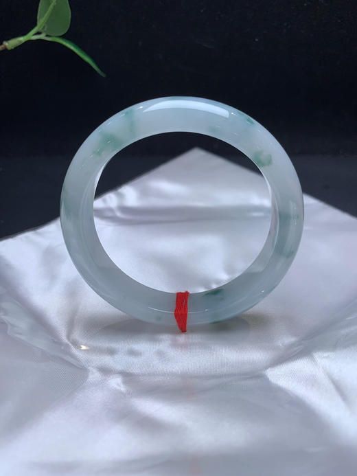 612816，54.8细糯飘花手镯，12.6-8mm，整体干净秀气，飘清新灵动蓝花，完美的，超值价💰17900 #优石客珠宝#香玉荟萃 商品图0