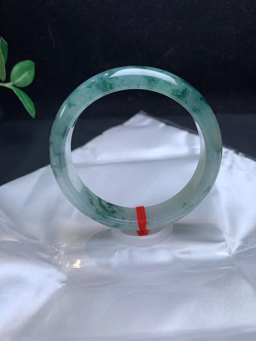 612818，57冰底飘花手镯。冰冰的，大半圈飘花、整体均匀干净 商品图0