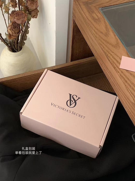 正品维多利亚的秘密无痕内裤，一盒三条装。单看包装就爱上了薄如纸片的冰丝内裤好穿到爆，巨巨巨好穿！！这内裤简直就是辣妹顶配！
一盒三条装 商品图0