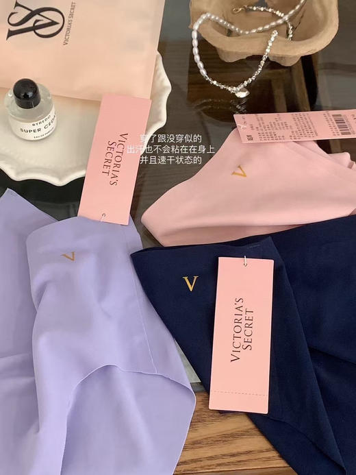 正品维多利亚的秘密无痕内裤，一盒三条装。单看包装就爱上了薄如纸片的冰丝内裤好穿到爆，巨巨巨好穿！！这内裤简直就是辣妹顶配！
一盒三条装 商品图2