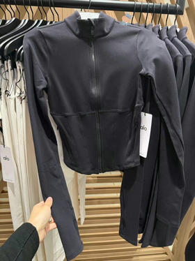 我愿称之为最显瘦的上衣 没有之一  上身秒瘦20斤的感觉！ 版型绝好  太有腰身了 airbursh 💰950rmb