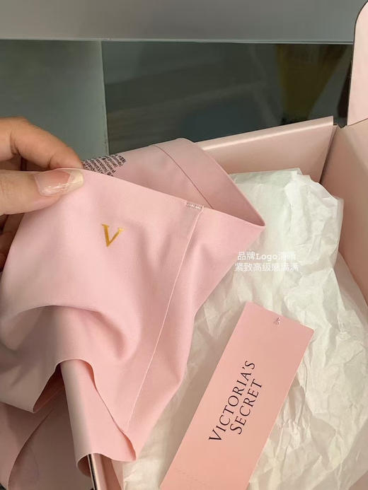 正品维多利亚的秘密无痕内裤，一盒三条装。单看包装就爱上了薄如纸片的冰丝内裤好穿到爆，巨巨巨好穿！！这内裤简直就是辣妹顶配！
一盒三条装 商品图8