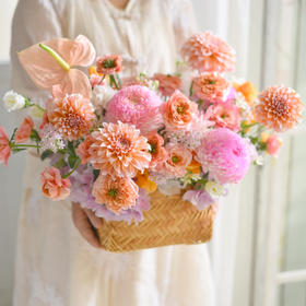《藻雪漫游》奶油桃子牡丹菊手提花篮