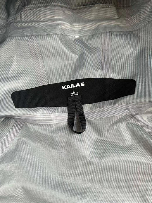 正品！凯乐石KAILAS  MONT LT系列 运动户外登山GTX硬壳轻量单层  防水防风冲锋衣 男女同款

尺码：s-2xl
颜色：曜石黑 岩石灰 商品图5