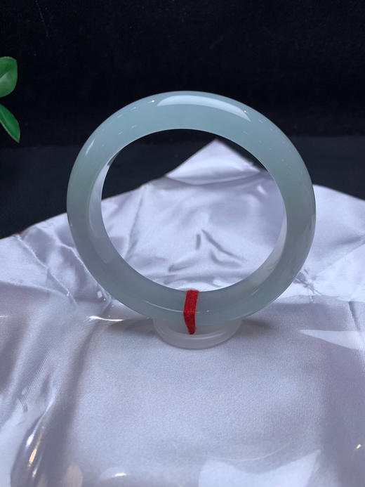 612817，55.8 冰晴绿手镯，冰冰，纯整体干净清爽，带些淡淡的绿底 商品图2