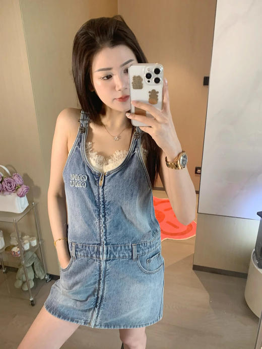 缪缪 25早春牛仔系列牛仔吊带背心连衣短裙（TM） 商品图1