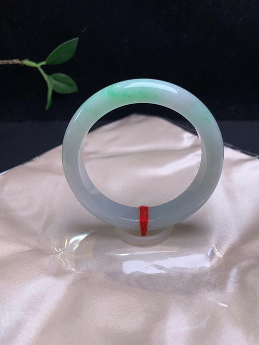 612819，54飘阳绿手镯，一截飘阳绿色，干净清爽 商品图1