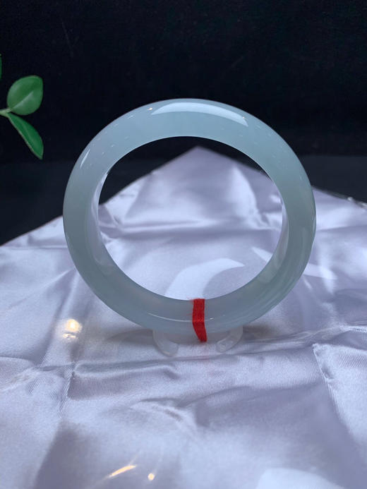 612817，55.8 冰晴绿手镯，冰冰，纯整体干净清爽，带些淡淡的绿底 商品图1
