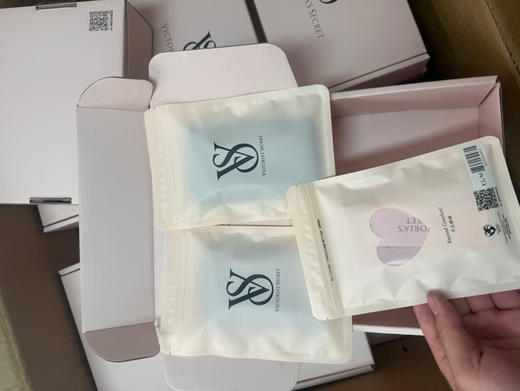 正品维多利亚的秘密无痕内裤，一盒三条装。单看包装就爱上了薄如纸片的冰丝内裤好穿到爆，巨巨巨好穿！！这内裤简直就是辣妹顶配！
一盒三条装 商品图12