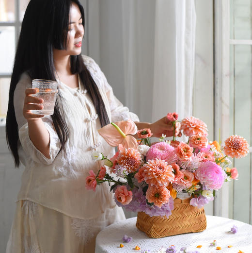 《藻雪漫游》奶油桃子牡丹菊手提花篮 商品图1