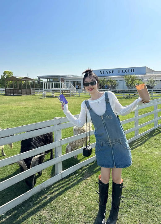 缪缪 25早春牛仔系列牛仔吊带背心连衣短裙（TM） 商品图0