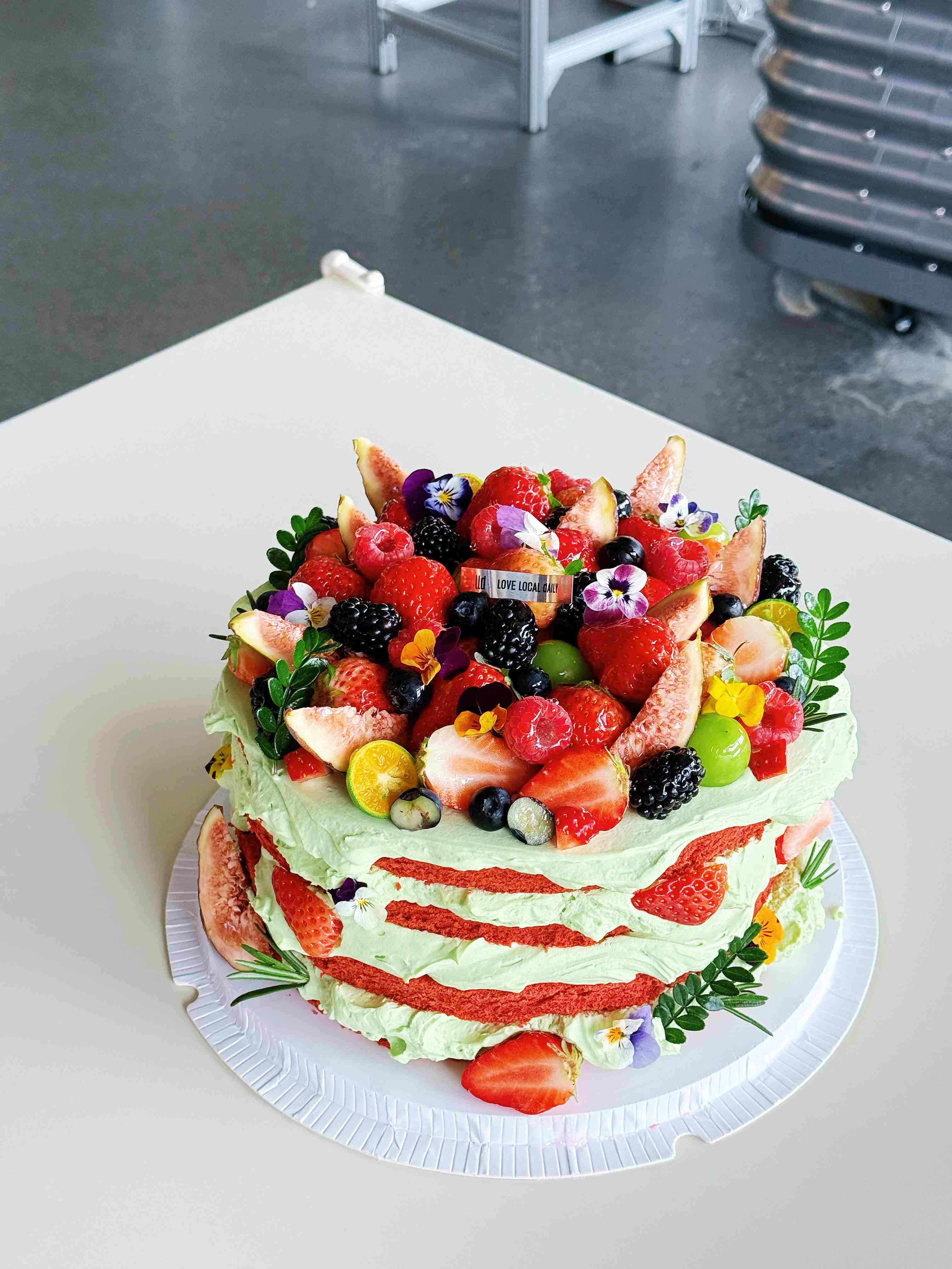 开心果红丝绒 · 奶油蛋糕（水果根据季节时令替换）