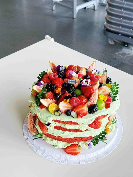 开心果红丝绒 · 奶油蛋糕（水果根据季节时令替换） 商品图0