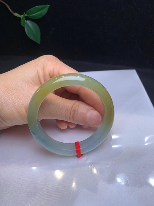 612831，54特色冰黄手镯，整体冰冰透透，底子均匀干净，局部还带了些蓝色调 商品图5