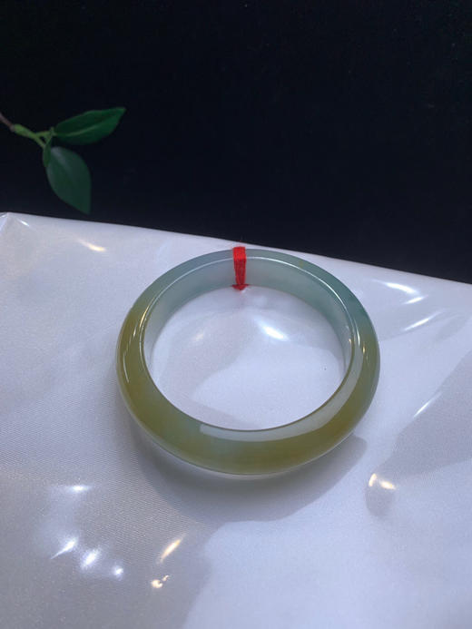 612831，54特色冰黄手镯，整体冰冰透透，底子均匀干净，局部还带了些蓝色调 商品图4