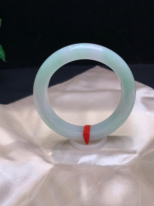 612827，56.5甜绿底手镯，整体很细腻干净，整体带淡淡的浅绿色 商品图3